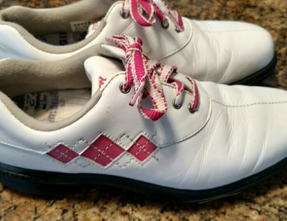 Women's golf shoes